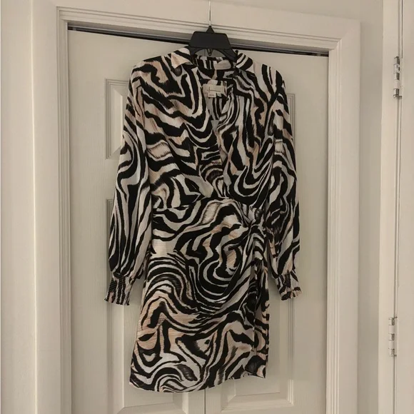 ANTHROPOLOGIE Black and White Zebra Wrap Mini Dress Size 4 - Picture 4 of 15